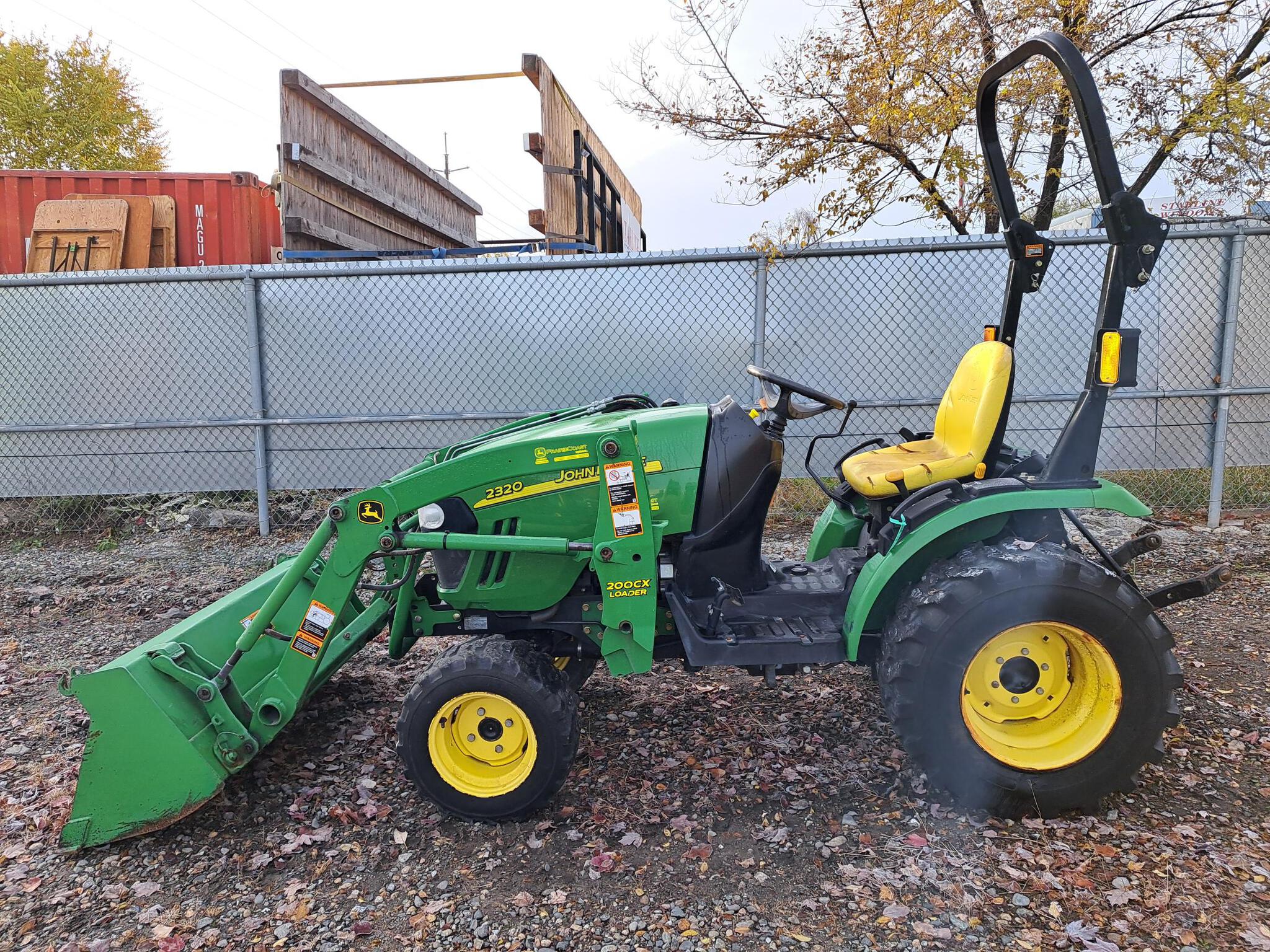 2011 John Deere 2320 Image 2
