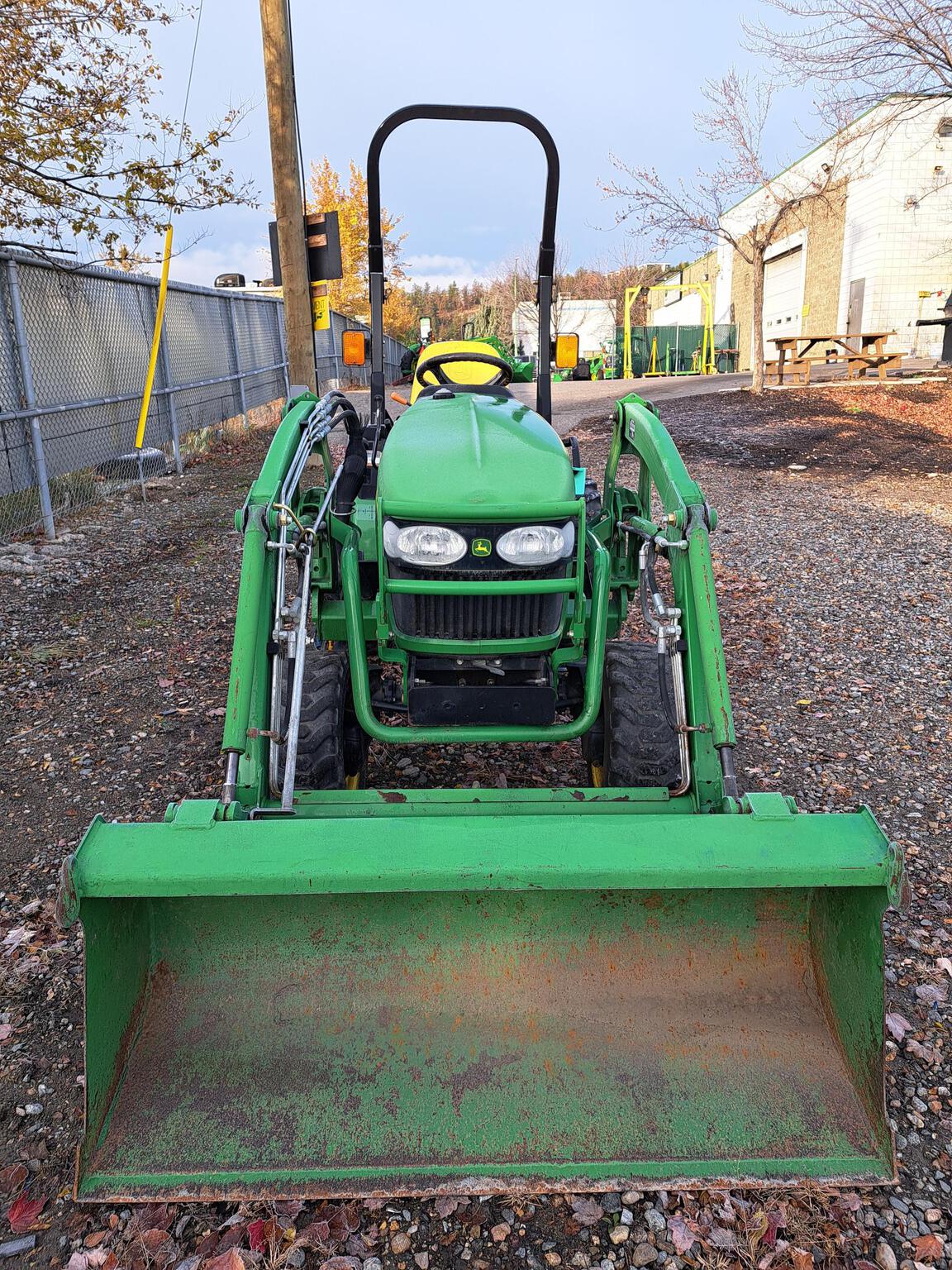2011 John Deere 2320 Image 3