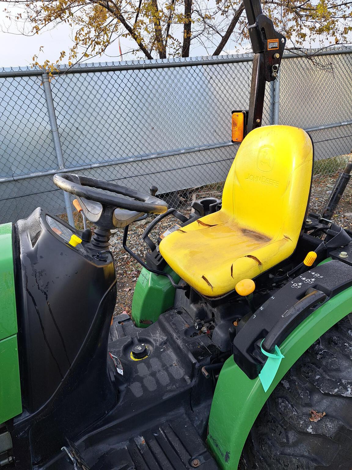2011 John Deere 2320 Image 4