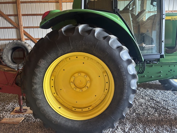 Photo of 2004 John Deere 7320