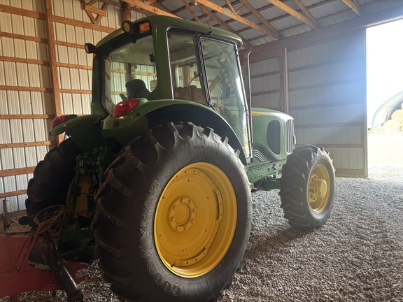 Photo of 2004 John Deere 7320
