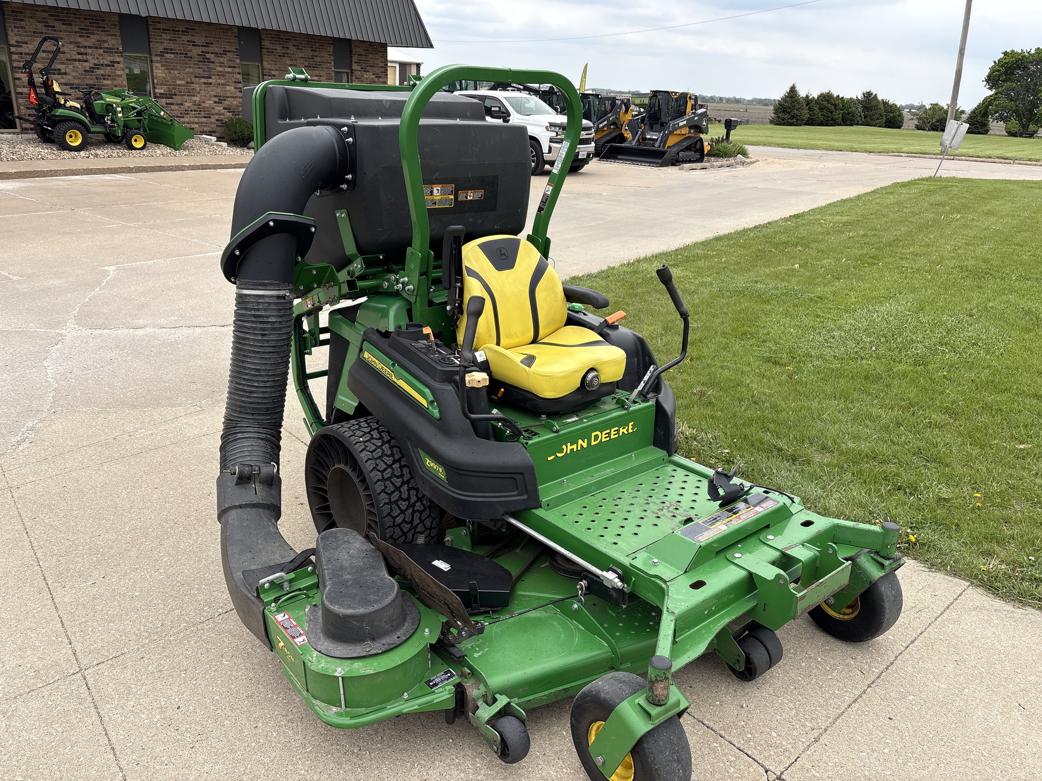  2022 John Deere Z997R w/MCS Bagger at Heritage Tractor in Geneseo, IL