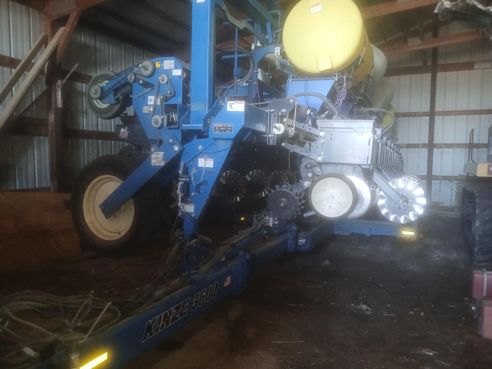 2014 Kinze 3600 12/24 Image 3