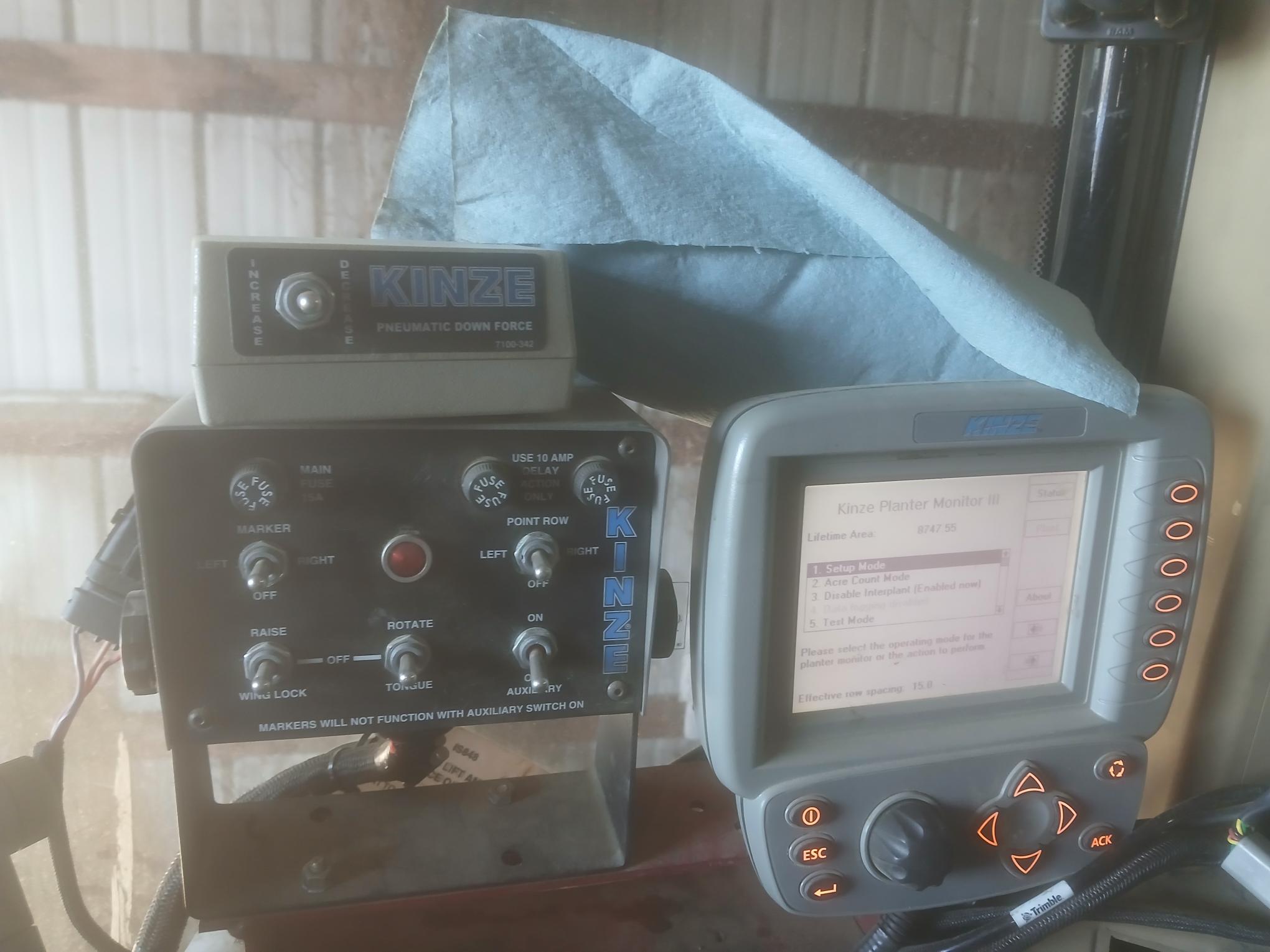 2014 Kinze 3600 12/24 Image 12