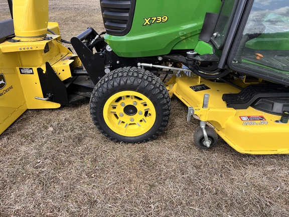 2022 John Deere X739 - Photo9