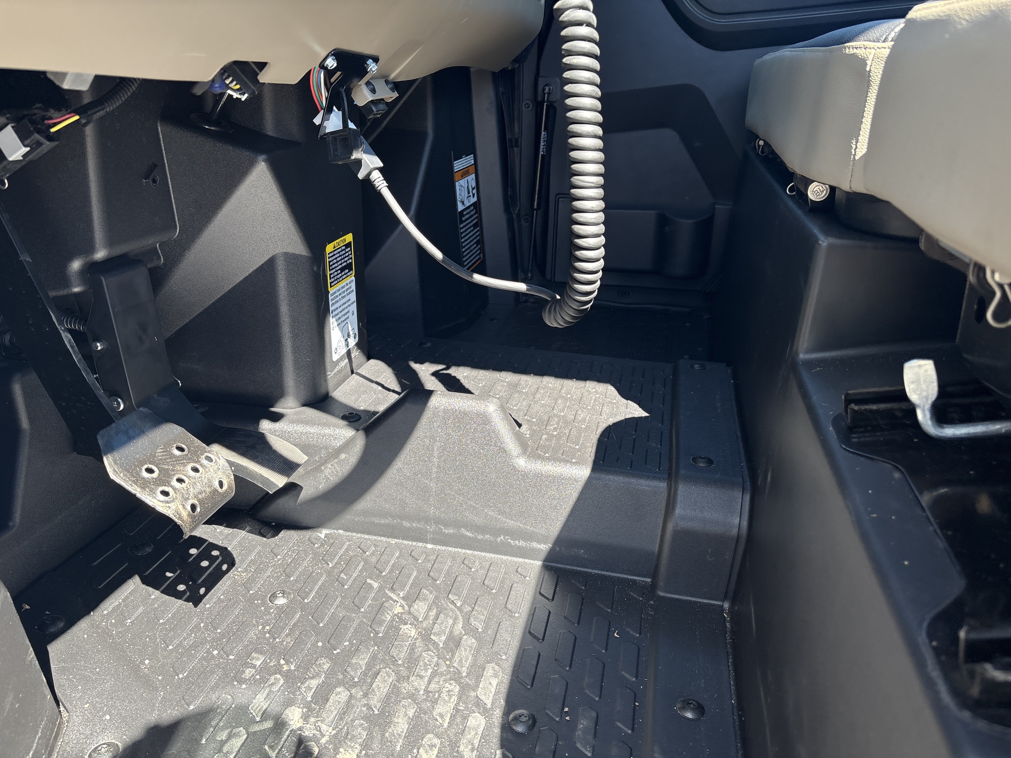 2025 John Deere XUV 845R Premium Cab Image 18