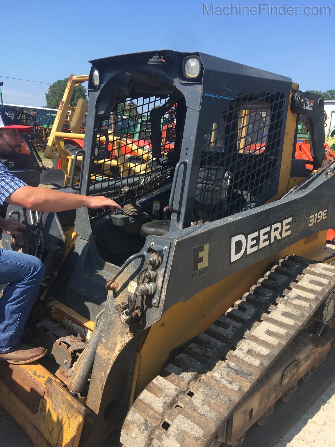 2014 John Deere 319E Image 1