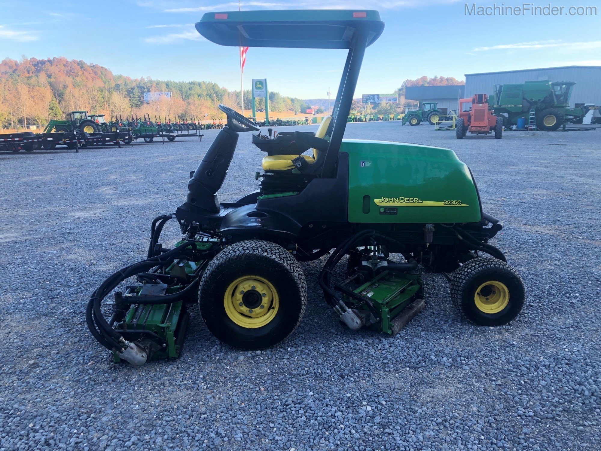 2004 John Deere 3235C Image 2