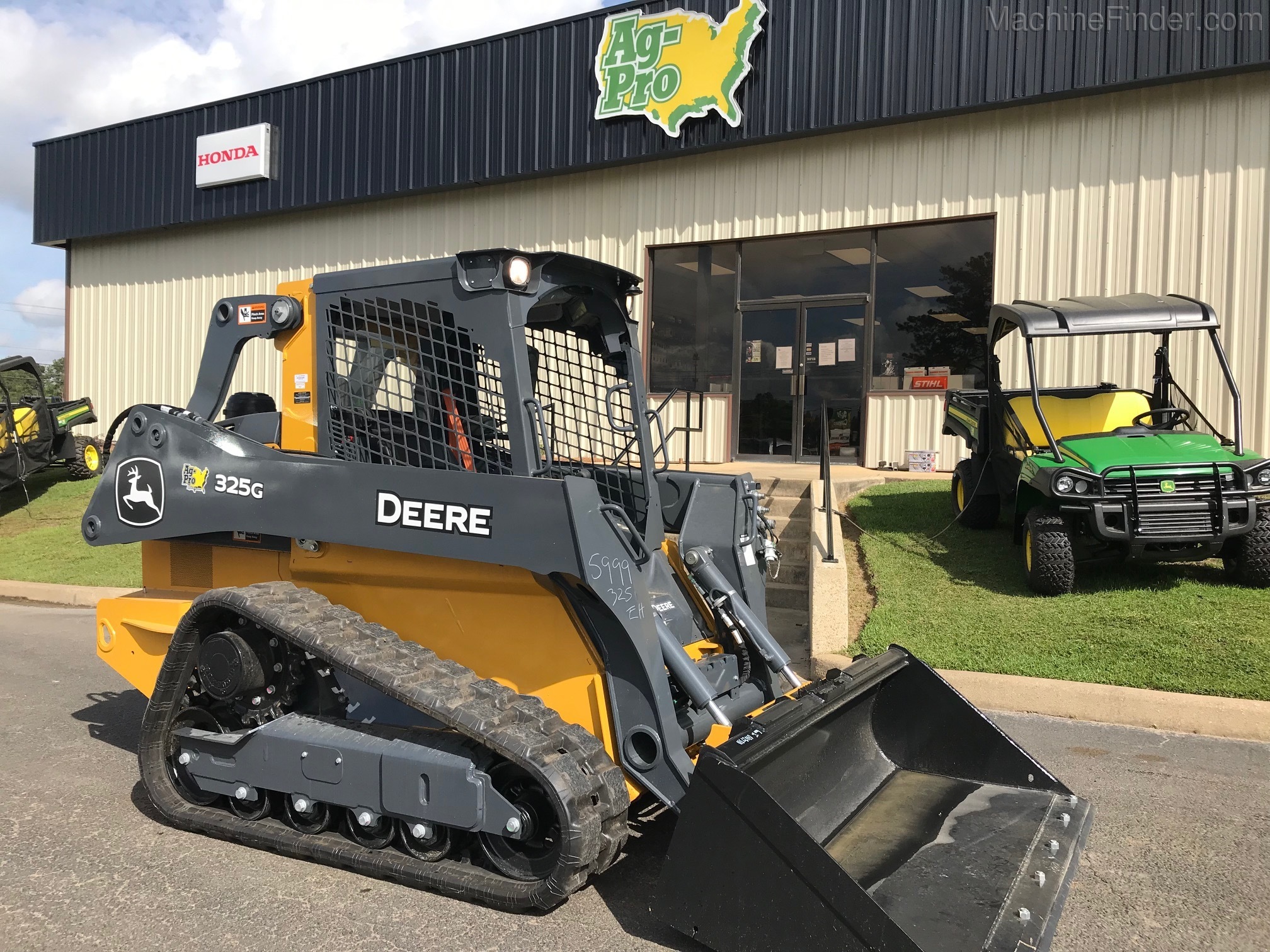 2021 John Deere 325G Image 7