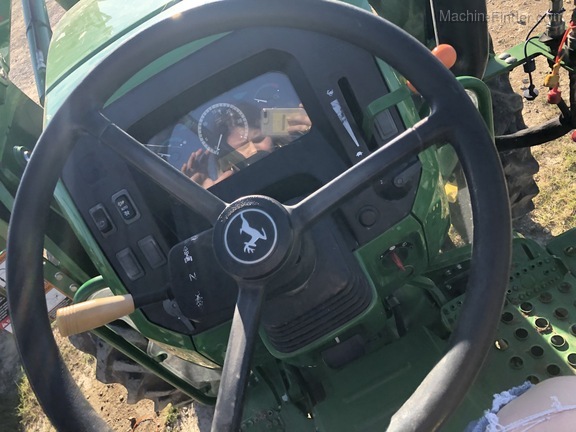 2015 John Deere 5065E Image 6