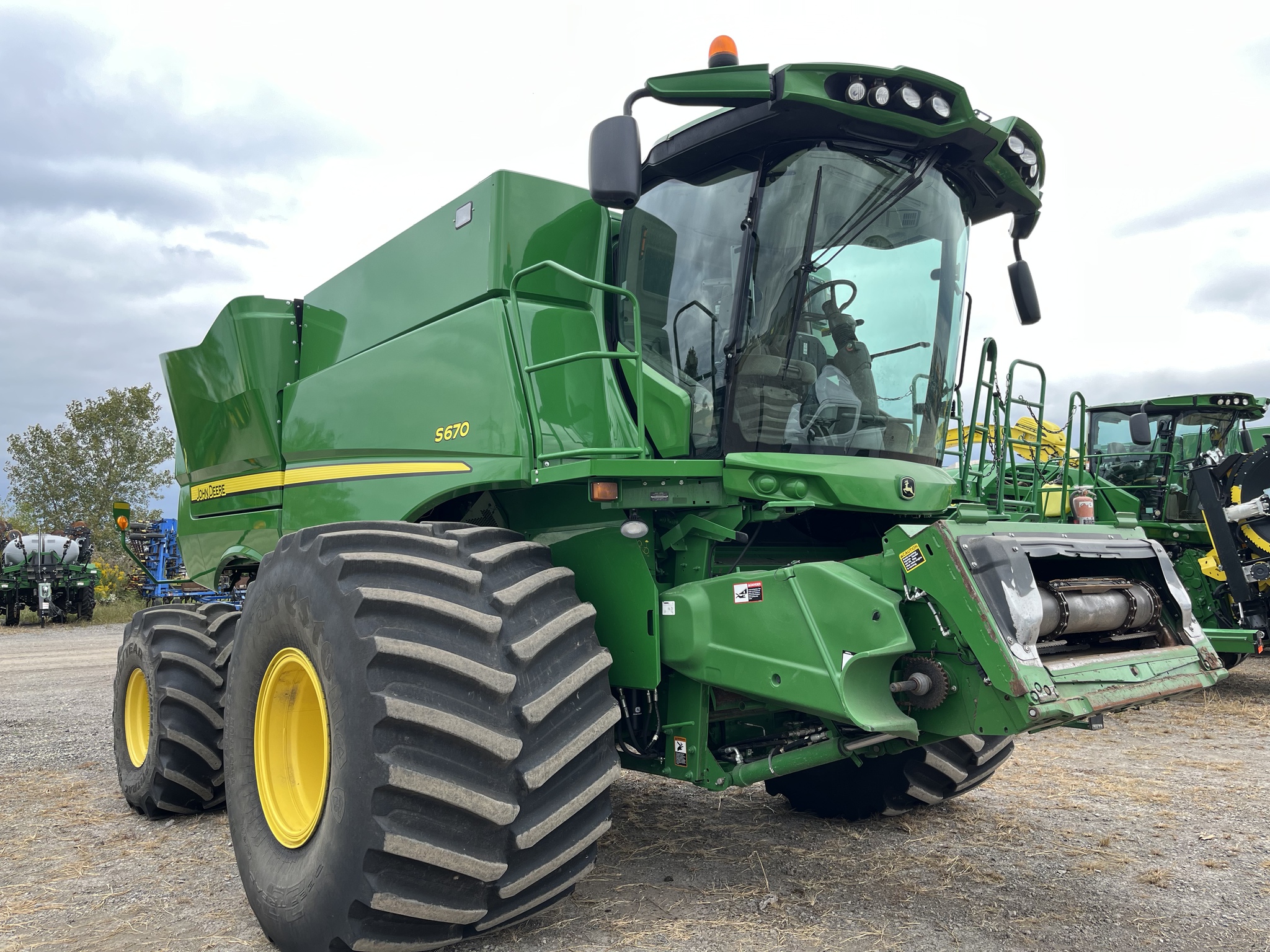John Deere S670 Combine