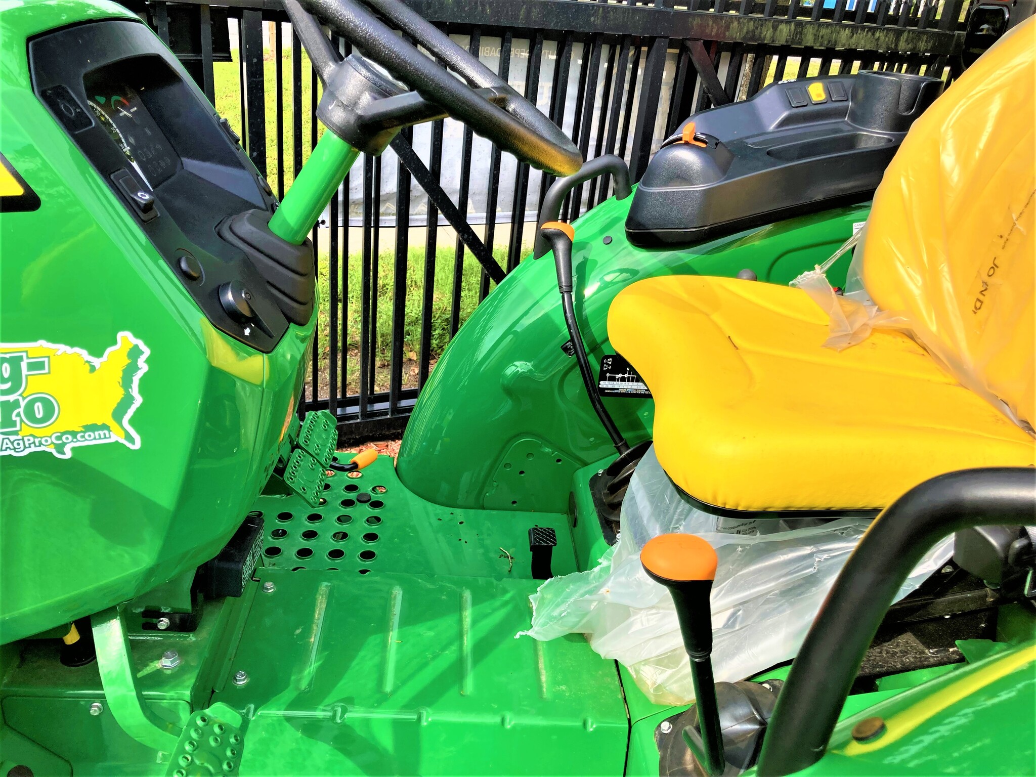 2023 John Deere 5075E Image 6