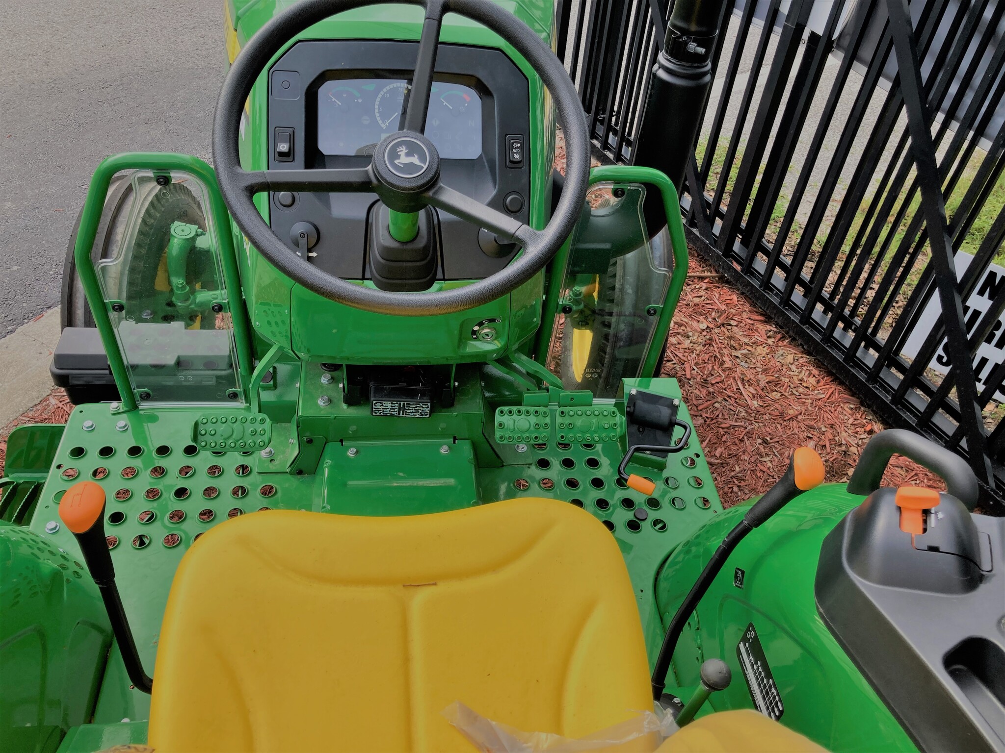 2023 John Deere 5075E Image 8