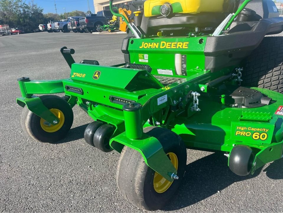 2025 John Deere Z740R Image 5