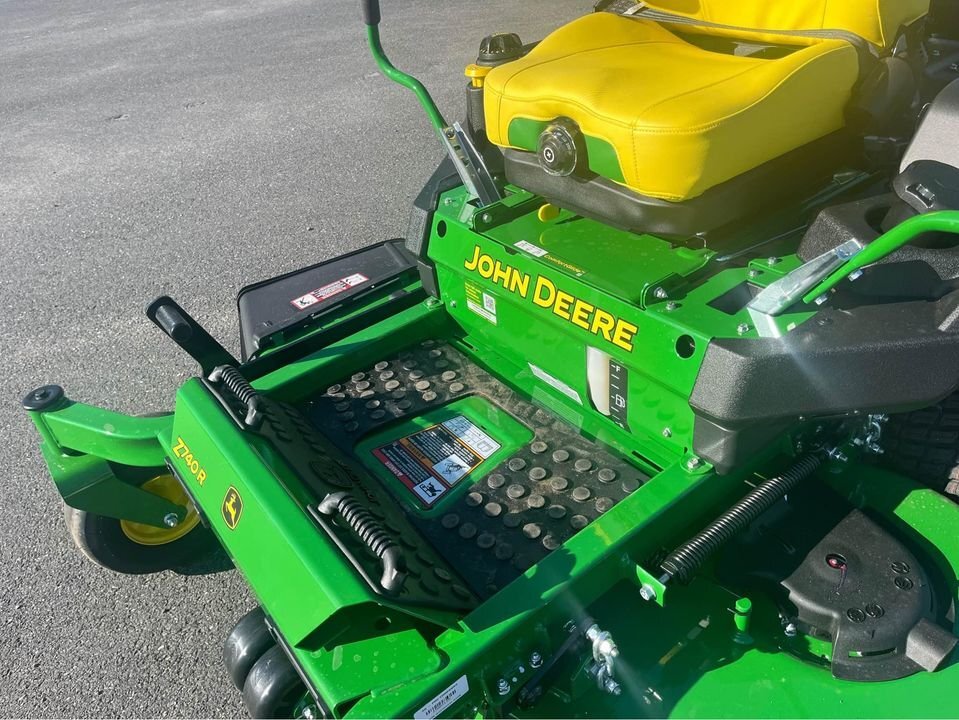 2025 John Deere Z740R Image 4