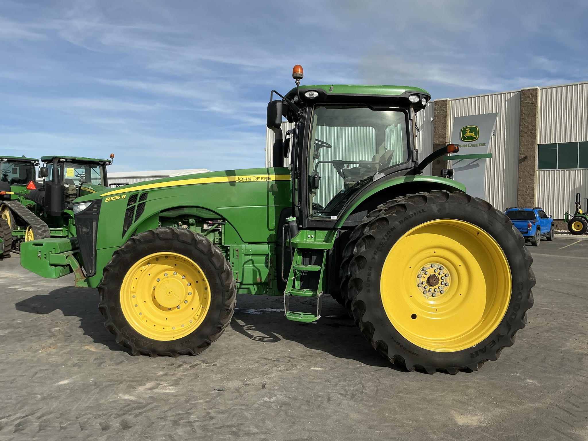 2014 John Deere 8335R Image 2