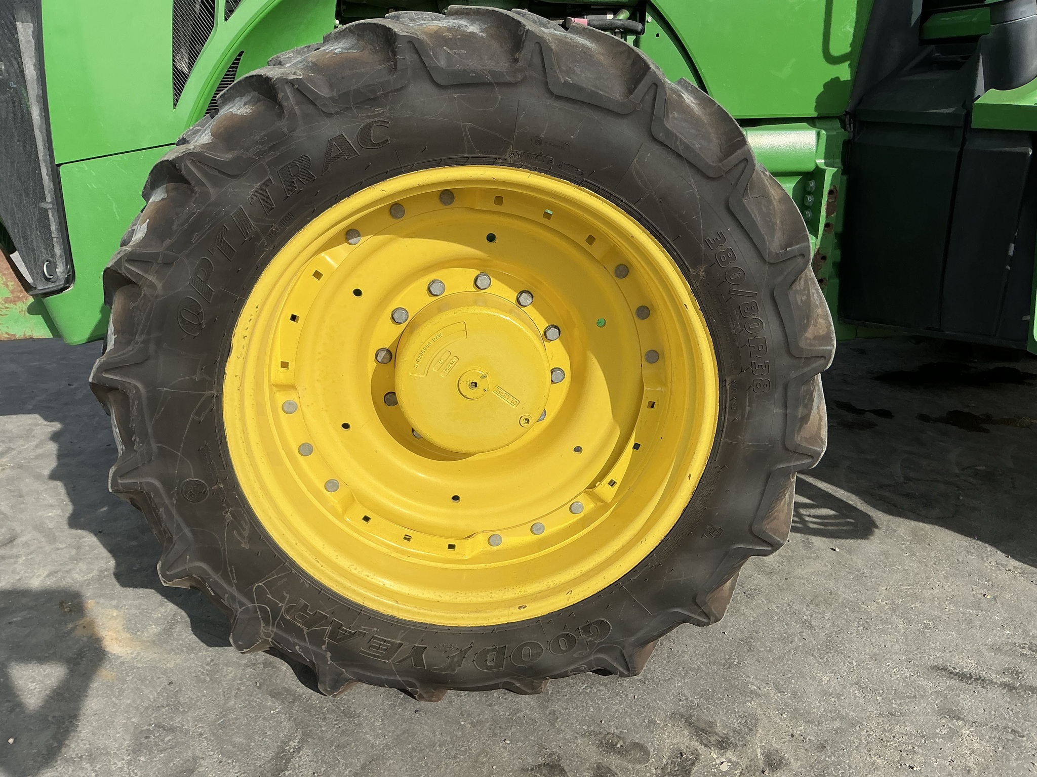 2014 John Deere 8335R Image 12