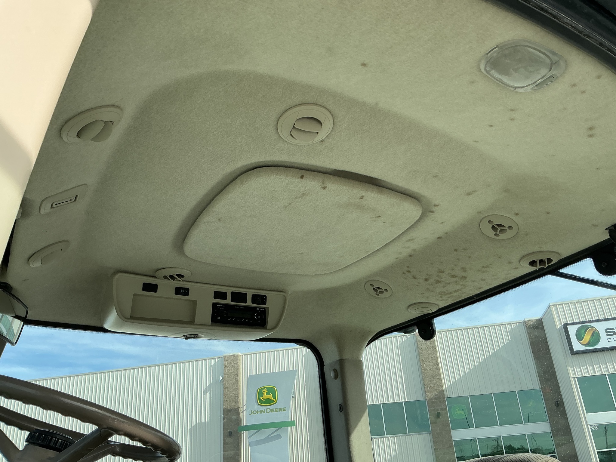 2014 John Deere 8335R Image 21