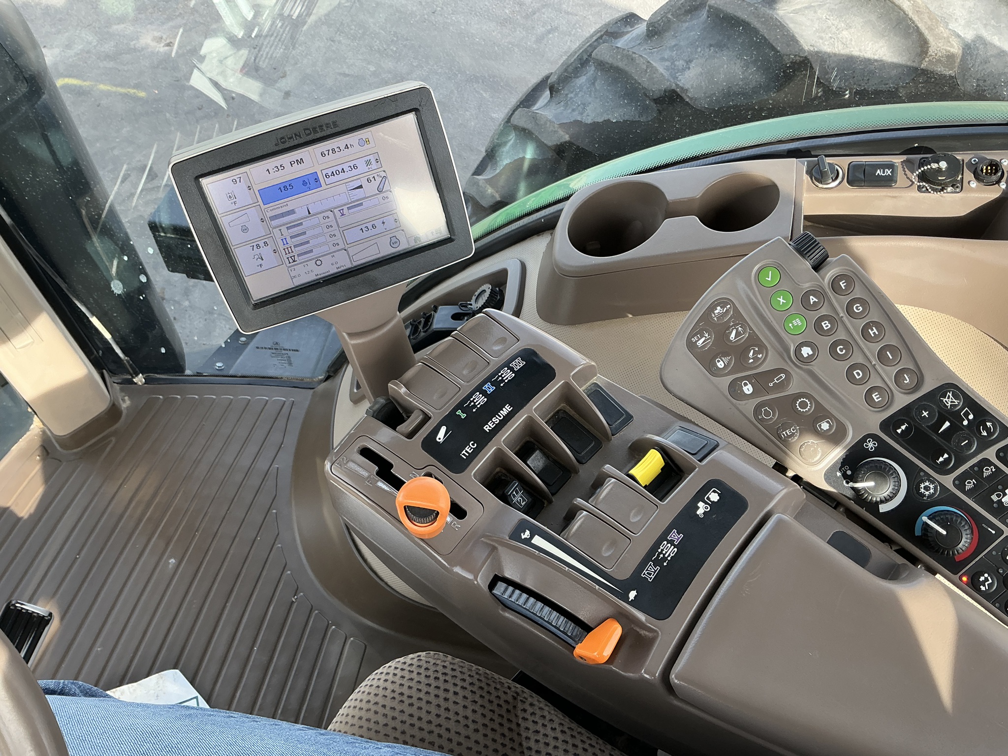 2014 John Deere 8335R Image 26