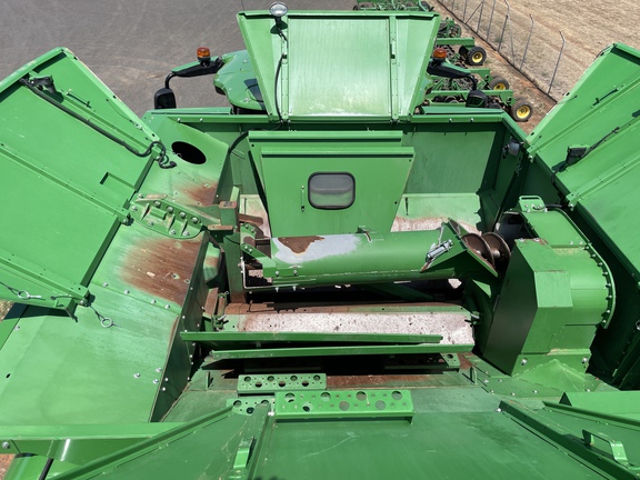 John Deere S680 image 24
