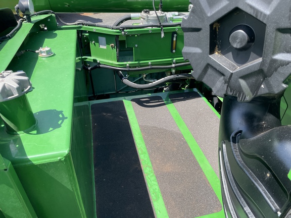 John Deere S680 image 25