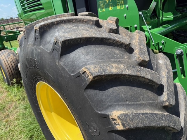 2022 John Deere W235R Image 10