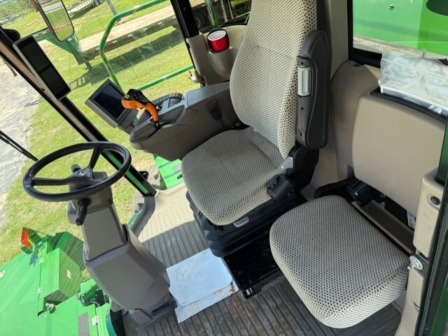 2022 John Deere W235R Image 15