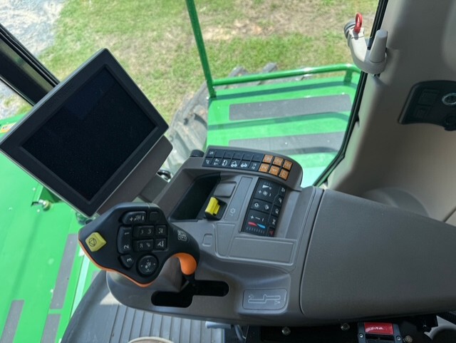2022 John Deere W235R Image 16