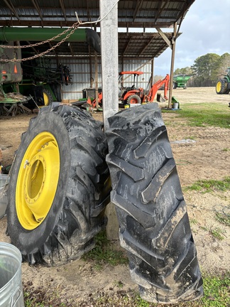 2011 John Deere 7215R-11