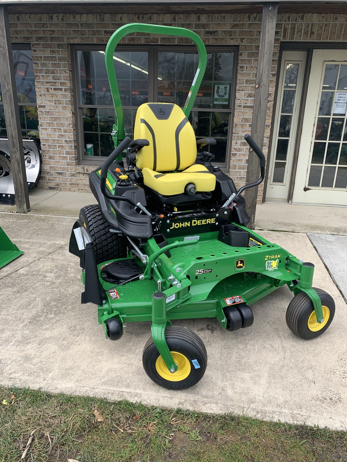 2025 John Deere Z930M Image 3
