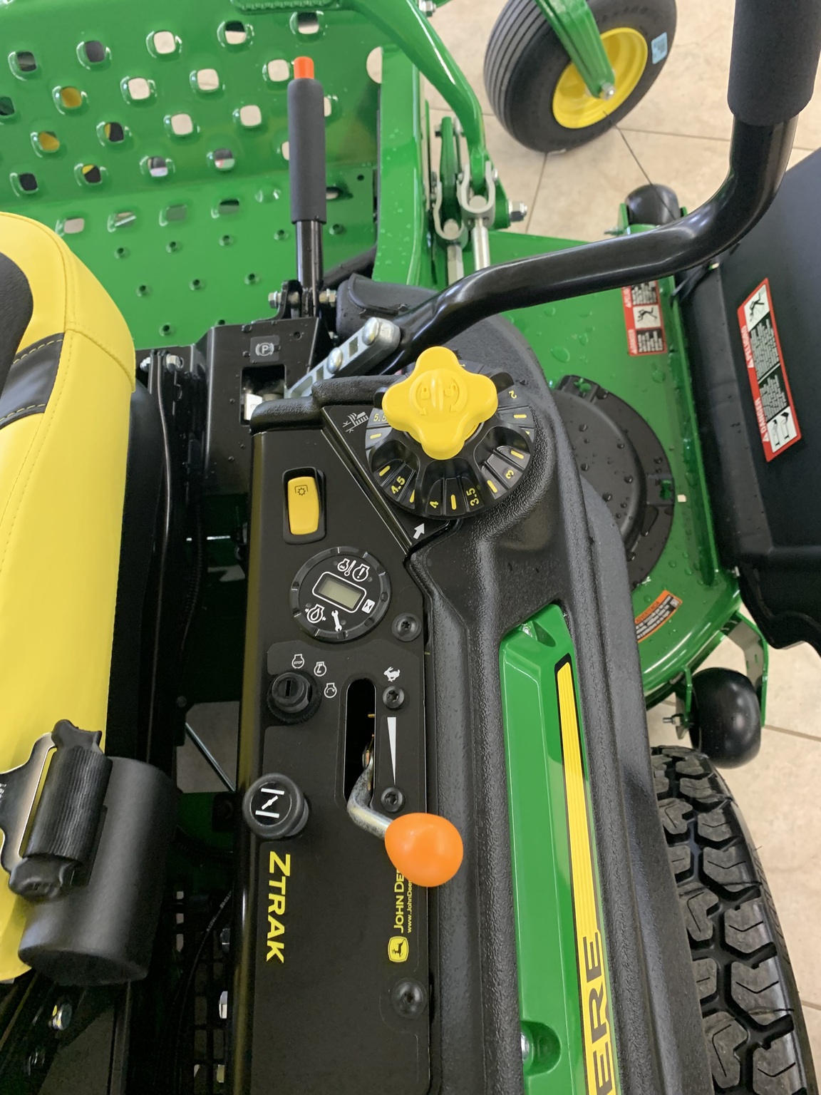 2025 John Deere Z930M Image 5