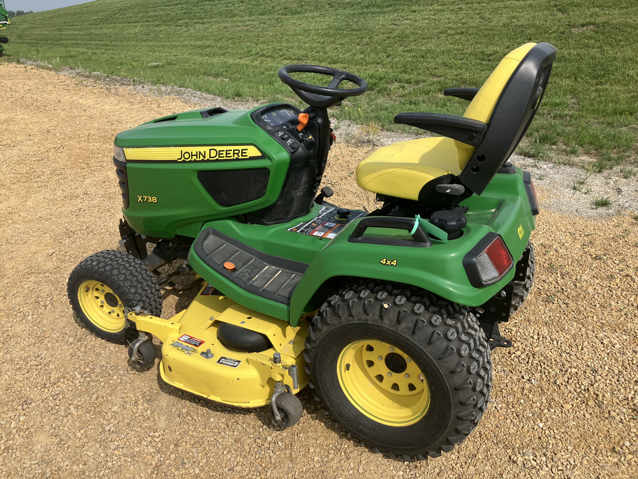 2013 John Deere X738 Image 2