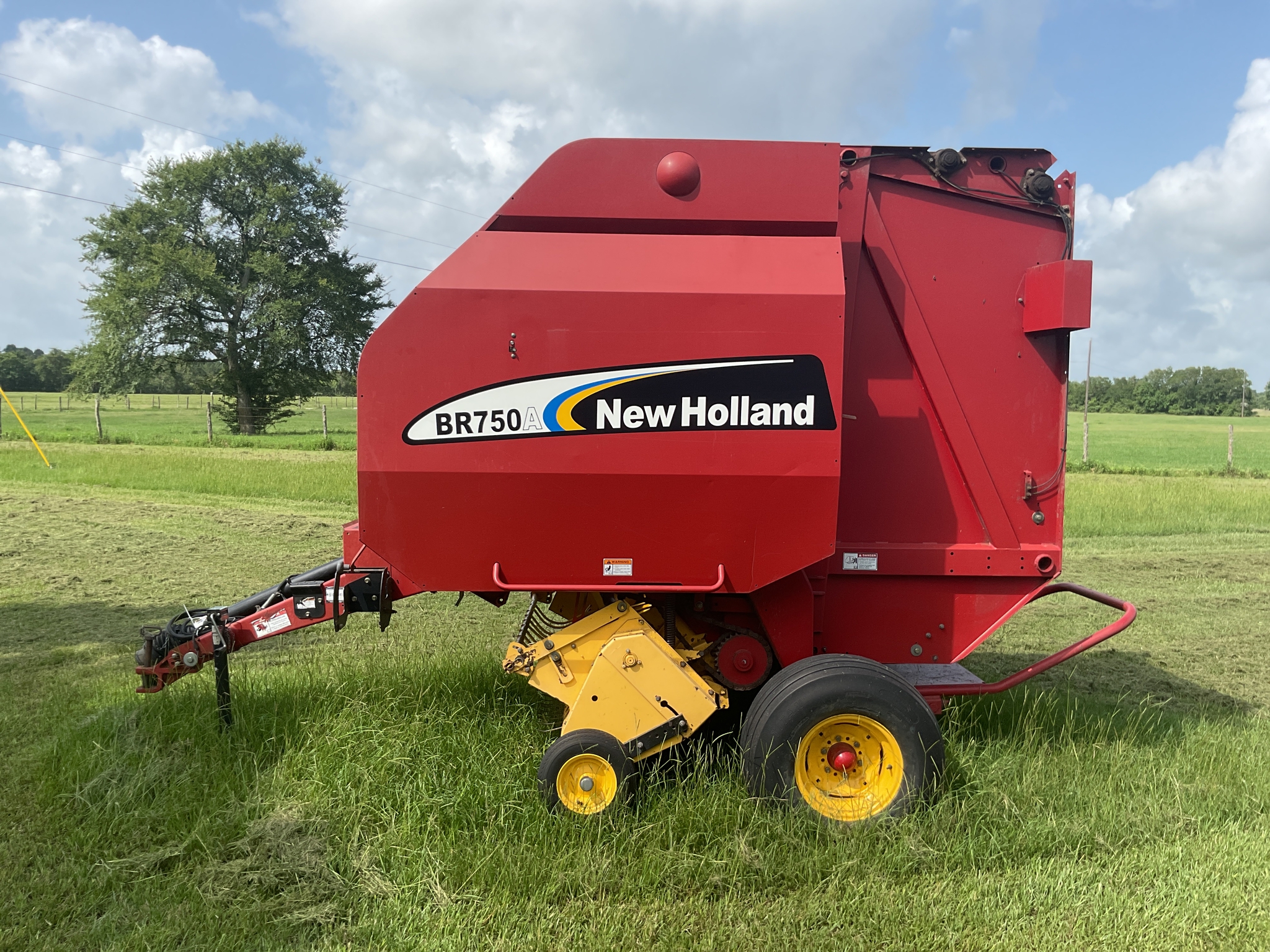 2007 New Holland BR750A Image 1