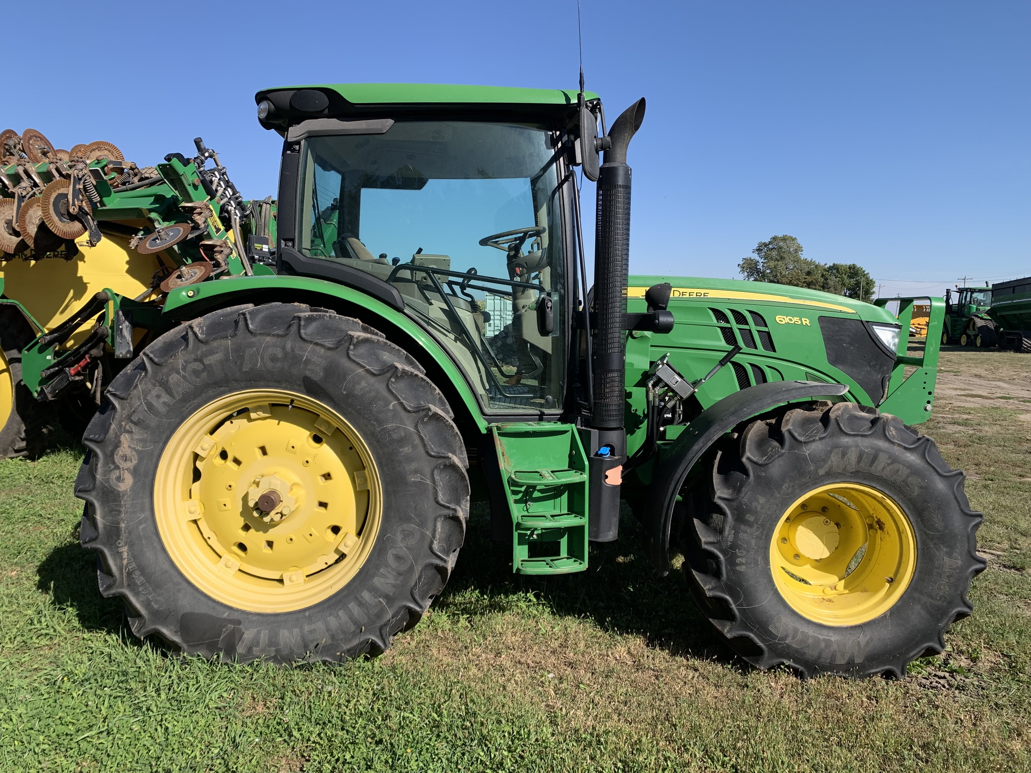 2013 John Deere 6105R Image 11