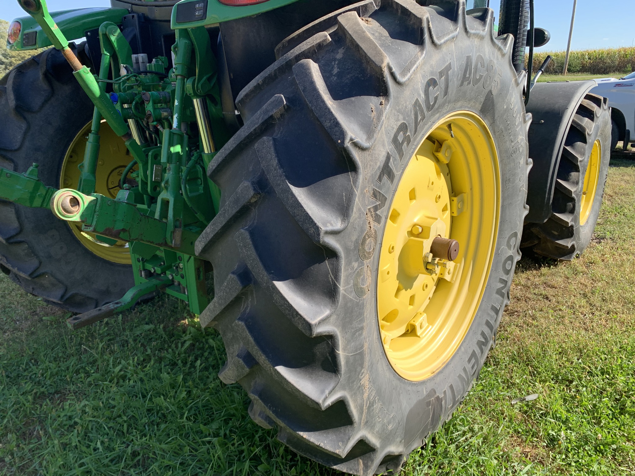 2013 John Deere 6105R Image 10