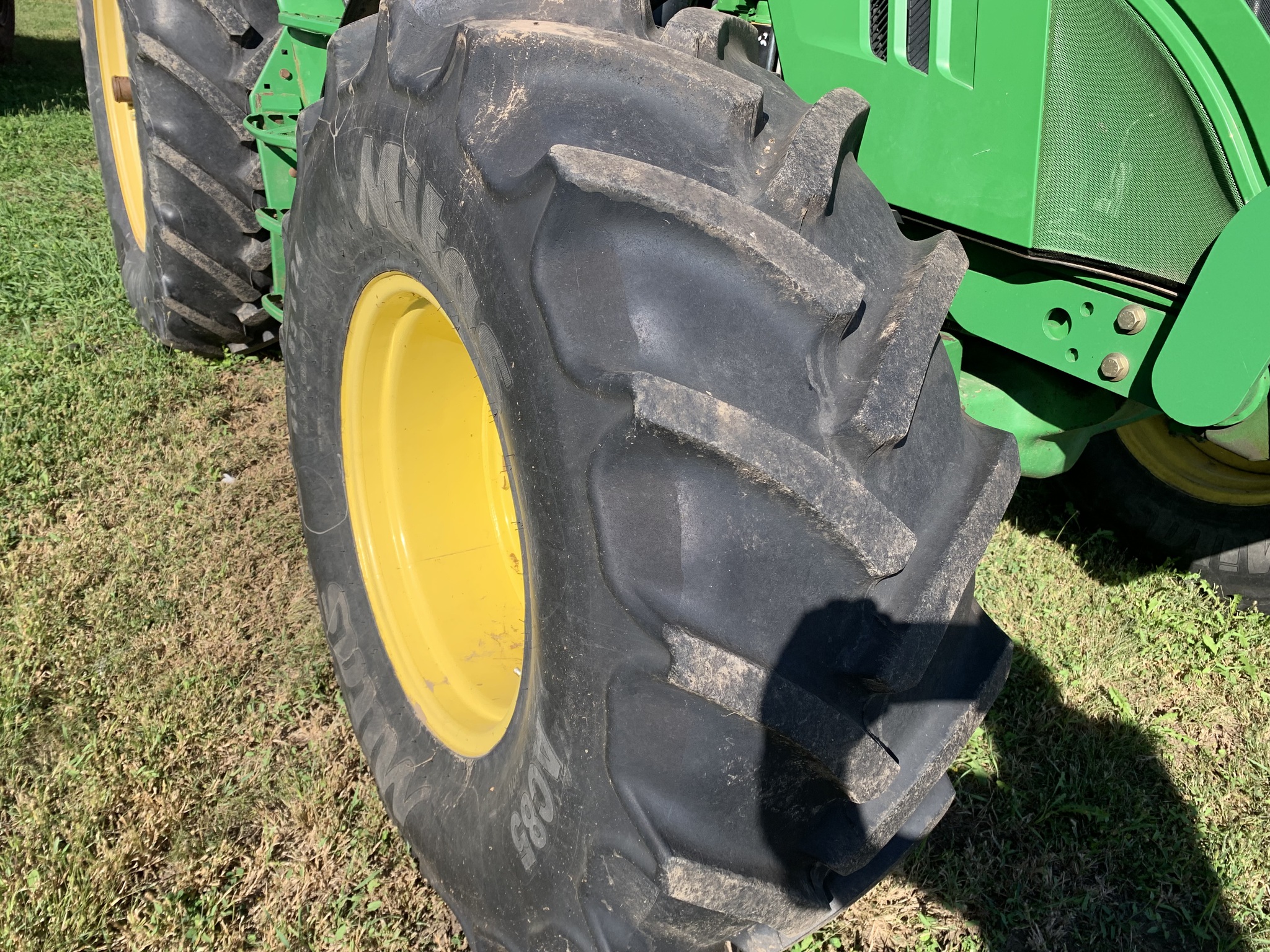 2013 John Deere 6105R Image 12