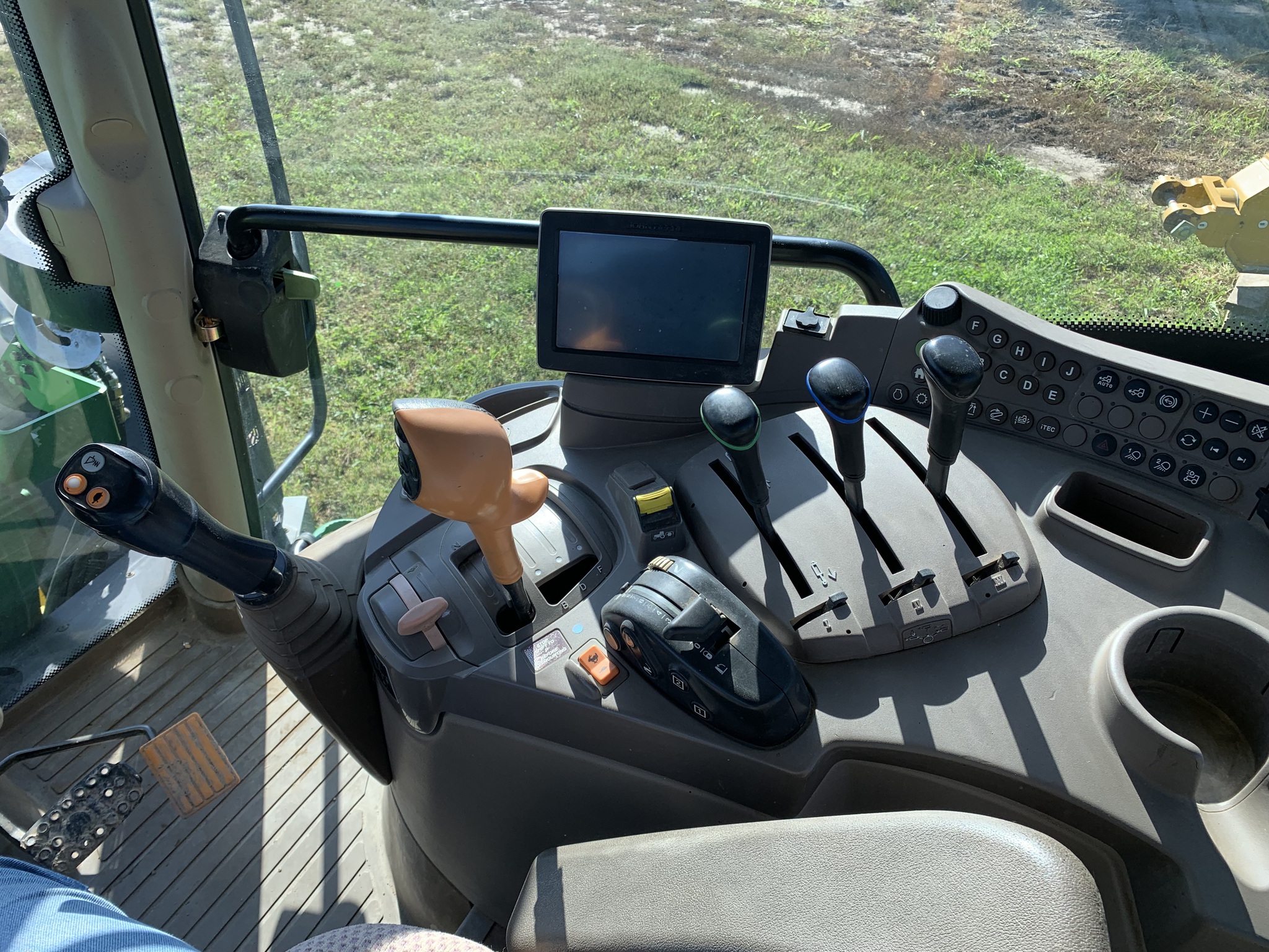 2013 John Deere 6105R Image 14