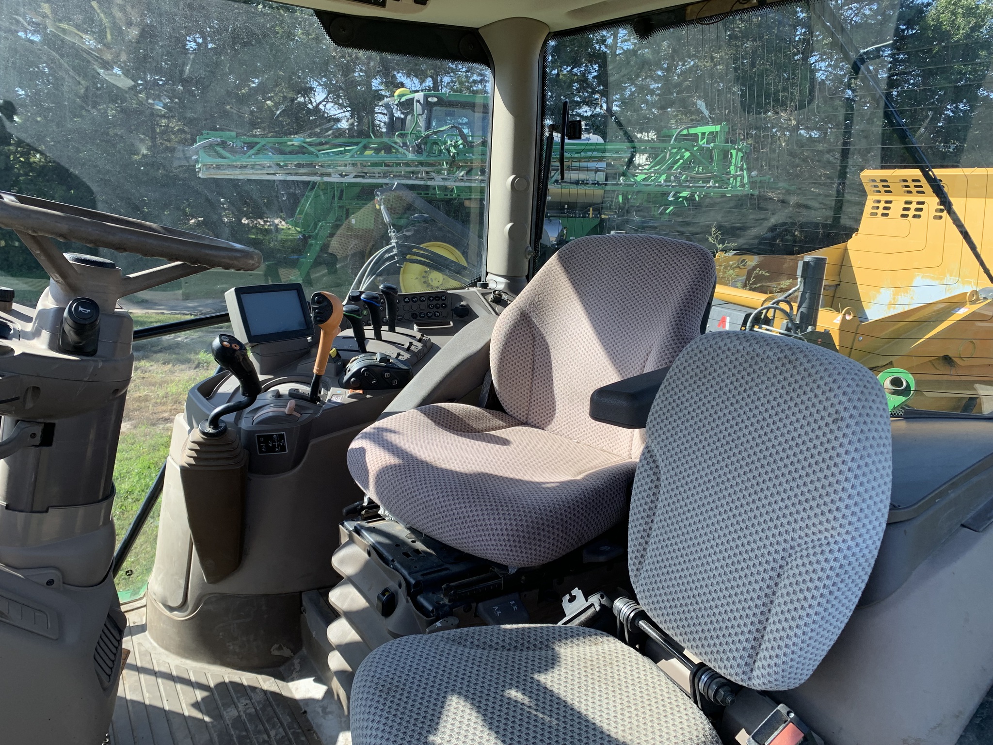 2013 John Deere 6105R Image 13