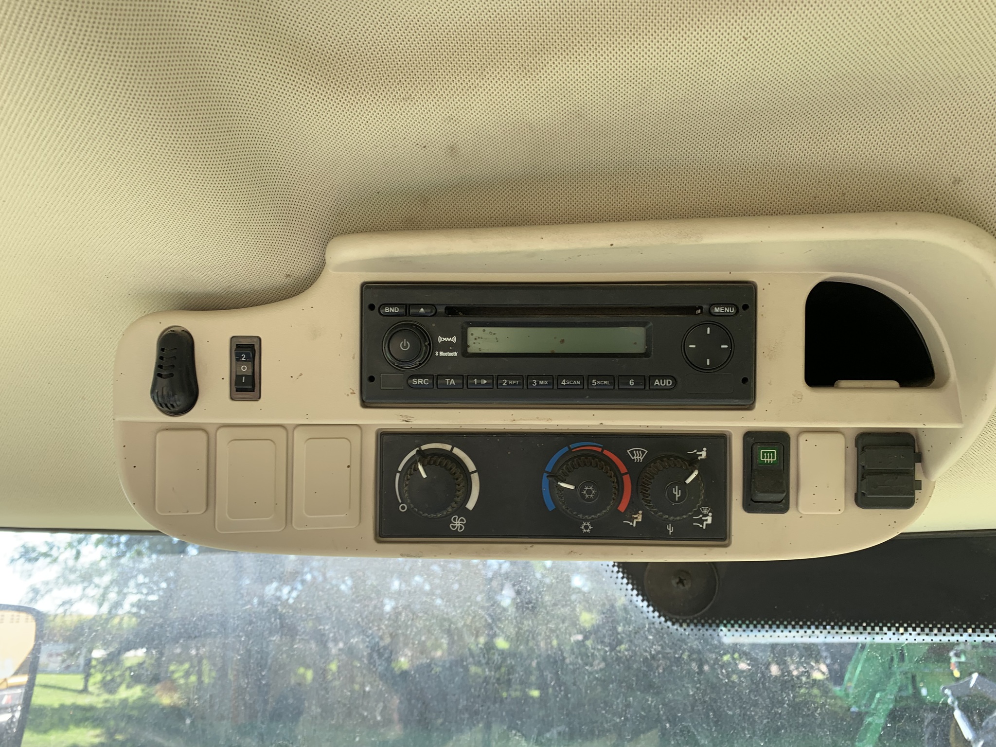 2013 John Deere 6105R Image 18