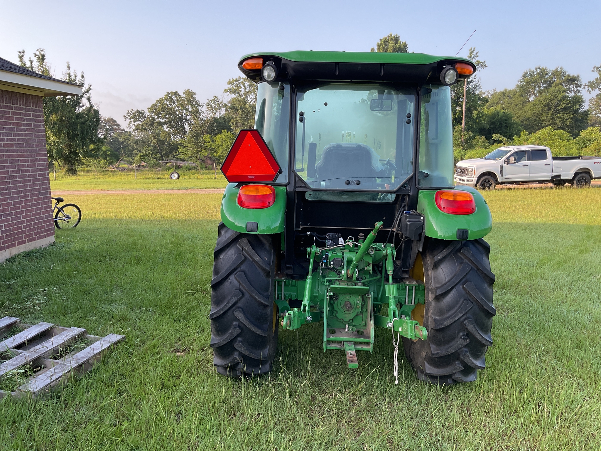 2022 John Deere 5075E Image 6
