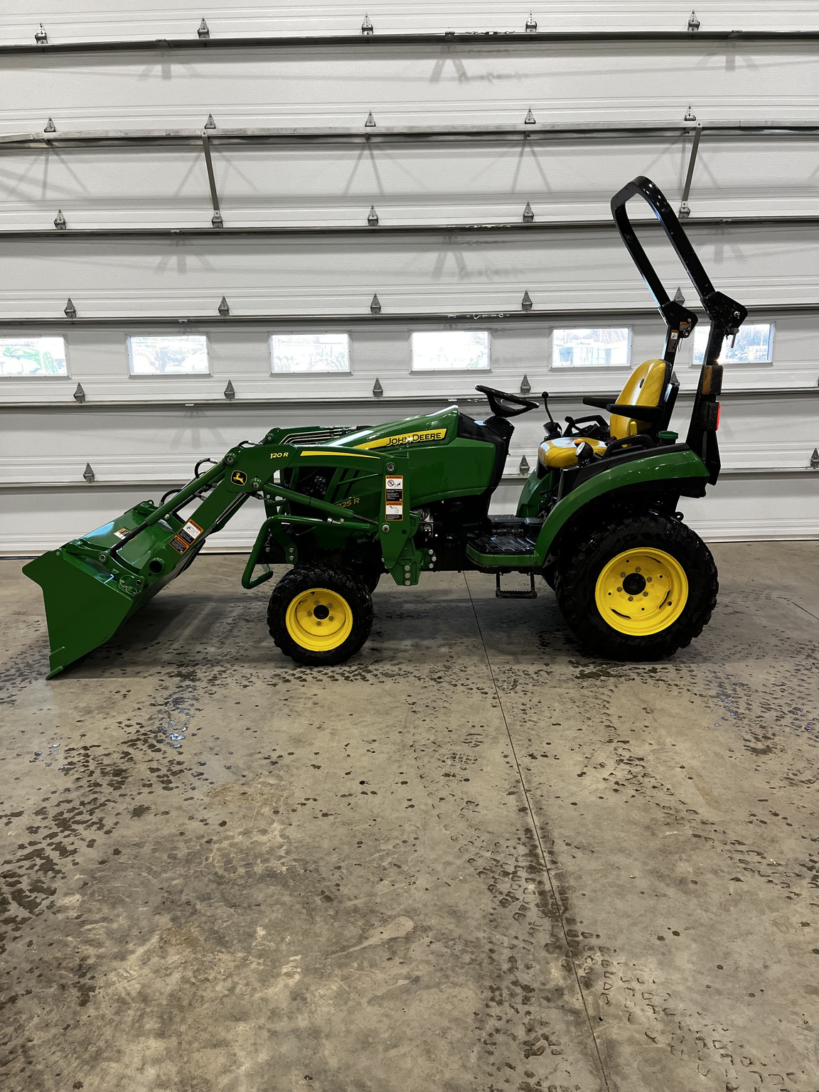 2021 John Deere 2025R Image 2