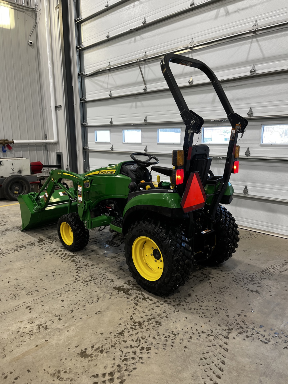 2021 John Deere 2025R Image 3