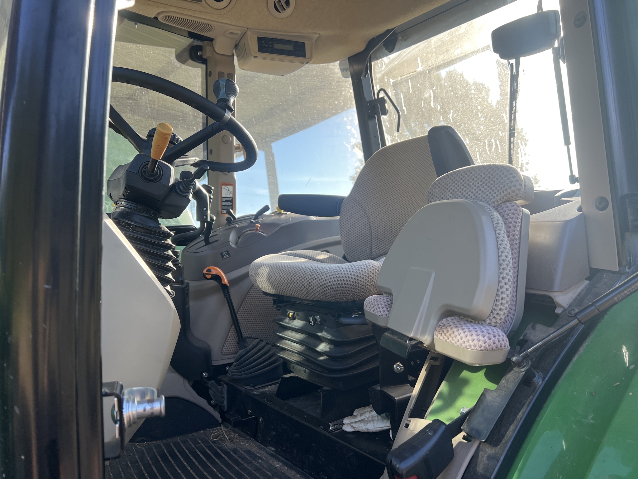 2022 John Deere 5100E Image 9