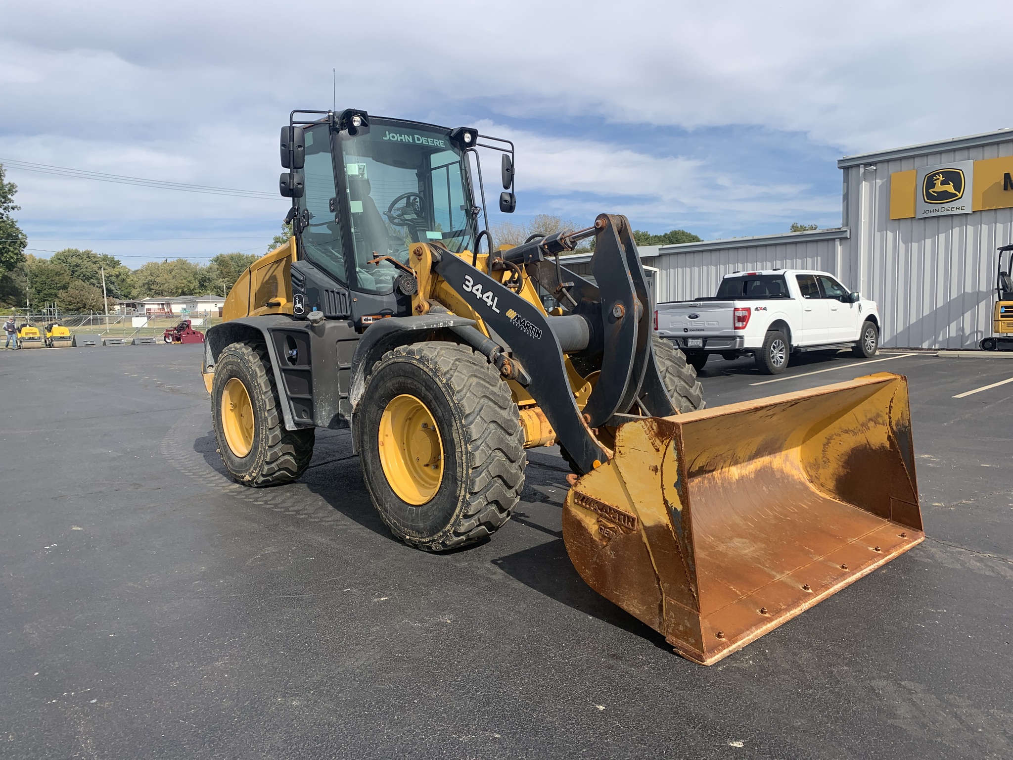 2019 John Deere 344L Image 2