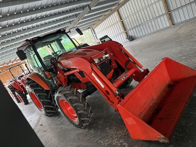 2017 Kubota M5-111 Image 2