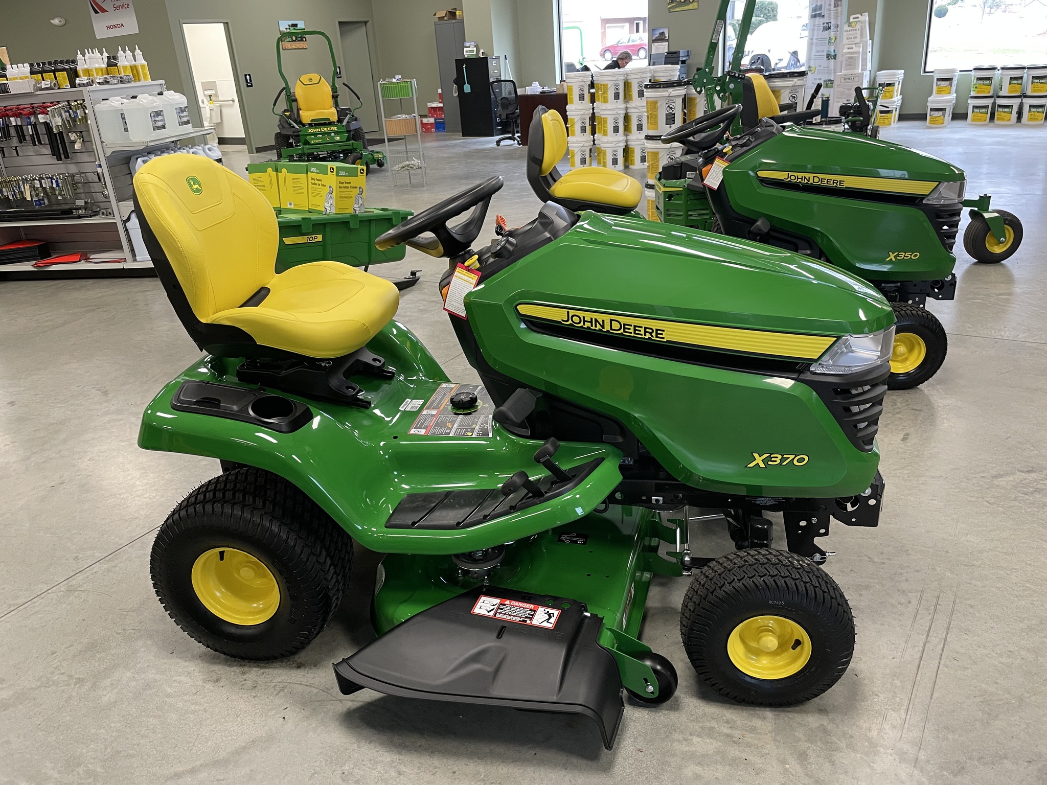 2025 John Deere X370 Image 3