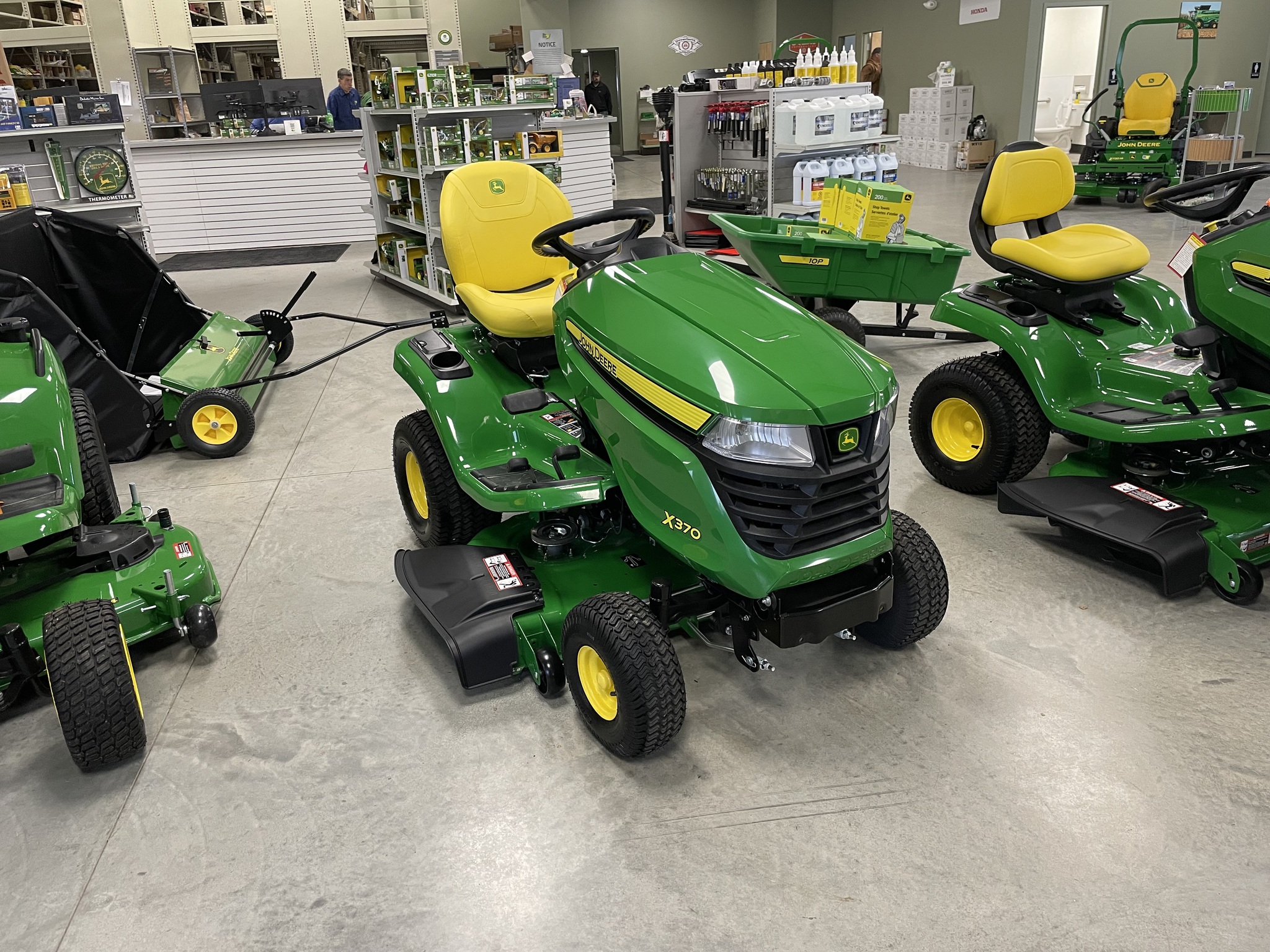 2025 John Deere X370 Image 4