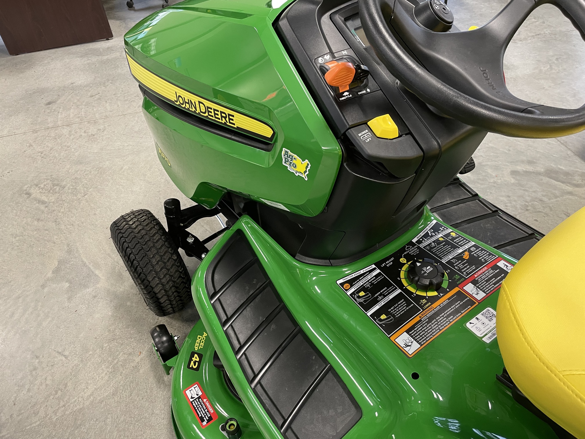 2025 John Deere X370 Image 5