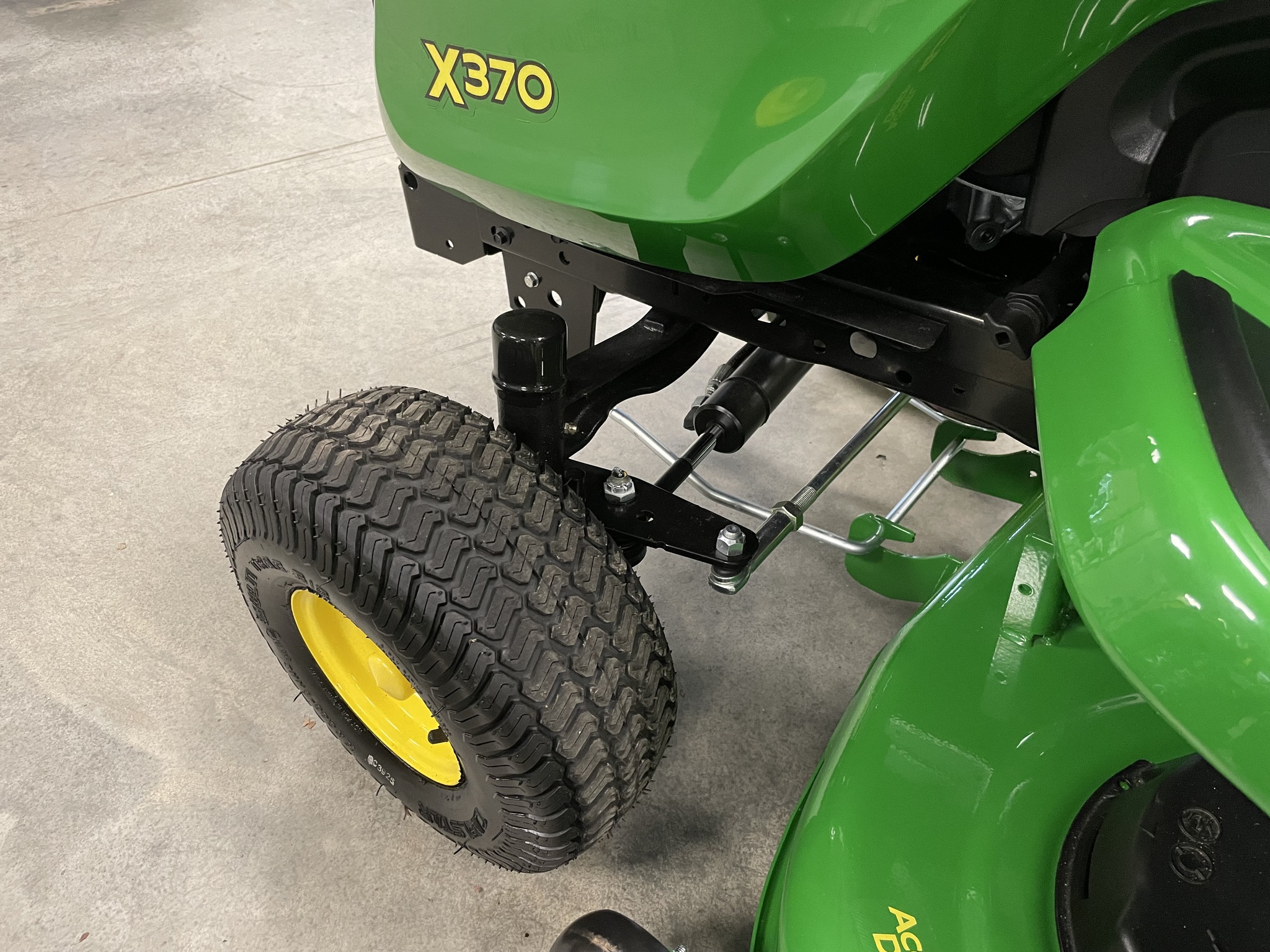 2025 John Deere X370 Image 7