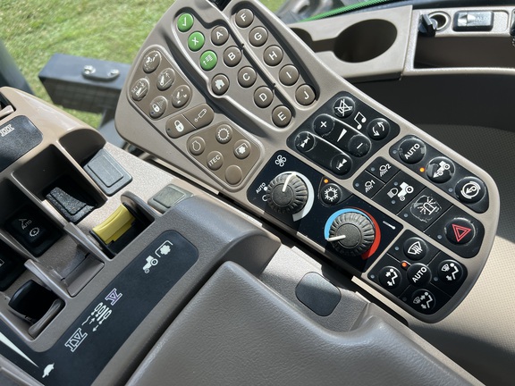 2013 John Deere 8260R